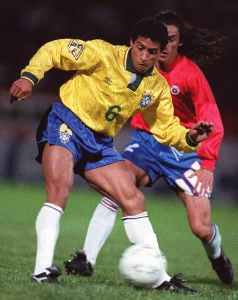 Tiểu Sử Roberto Carlos – Huyền Thoại Cánh Trái Bất Tử Của Brazil 1 Tiểu sử và khởi đầu sự nghiệp của Roberto Carlos